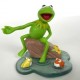 Figura Rana Gustavo sentado en una Piedra - Muppets Kermit